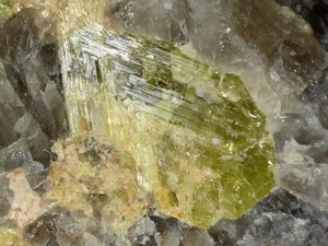 CRISOBERYL de Madagascar * CRISTAL MUY BONITO * 4,0 cm - Imagen 1 de 4