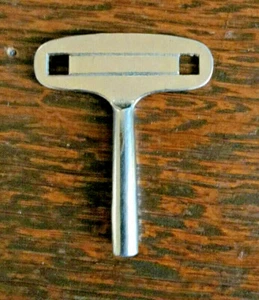Old NOS Large Wing Silver Steel Clock Key Size 3.25mm (kr1) - Picture 1 of 3