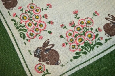 CONEJITO DE PASCUA Y MANTEL DE YUTE ESTAMPADO RETRO ALEMÁN DE COLECCIÓN JARDÍN MARGARITA PUNTA ROSA + Foto 1 de 4