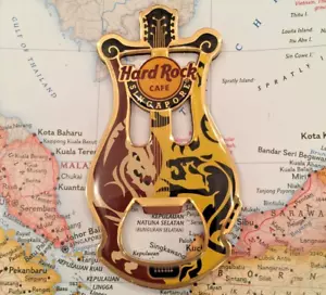 SINGAPUR 🙂 🙂 HART Rock CAFE 🙂HRC☑�️Drachenharfe Gitarrenmagnet Flaschenöffner 🙂 LE - Bild 1 von 2