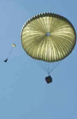 Toldo de paracaídas de carga militar de EE. UU. 64' tipo G12 (usado) NSN: 1670-00-893-2371 Foto 1 de 4