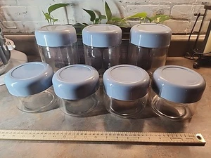 7er Set Vintage Gemco USA Heller Designs Inc Glas Vorratsdosen mit blauen Deckeln - Bild 1 von 8