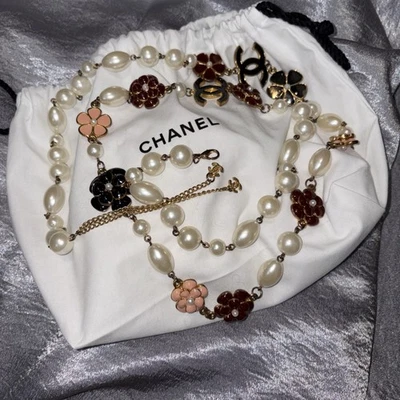COLLAR/CINTURÓN VINTAGE CHANEL IMITACIÓN PERLAS Y ESMALTE.  52".Excelente estado. Foto 1 de 4