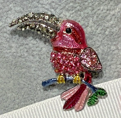 PINO BANHADO A PRATA TUCANO TROPICAL BRILHANTEMENTE COLORIDO BETSEY JOHNSON - Imagem 1 de 4