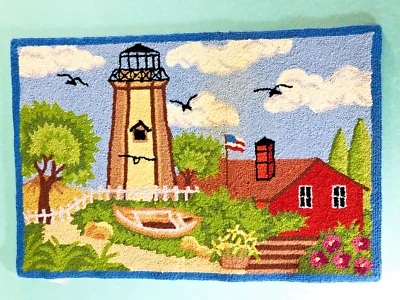 Alfombra de acento enganchada a mano ~ FARO DE NUEVA INGLATERRA ~ 21,5x32" lana ~ NUEVA Foto 1 de 4