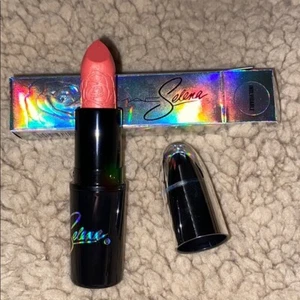 NUEVO CON ETIQUETAS MAC Cosmetics Selena Collection lápiz labial insolvidable edición limitada RARO - Imagen 1 de 5