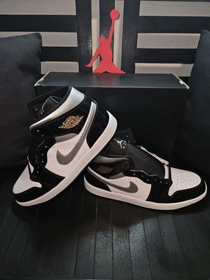 Jordan 1 Mid SE - Patente Negro/Blanco/Dorado Metálico/Plata - Talla 13M (HV0789-010) Nuevo Foto 1 de 4