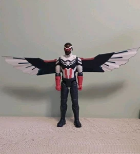 Figura de acción Sam Wilson Marvel's Avengers Titan Hero Capitán América 12 pulgadas - Imagen 1 de 7