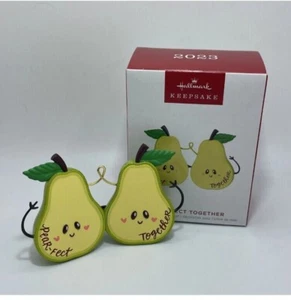 2023 Hallmark Pear-fect Together Perfect Together Pears Adorno Nuevo en Caja - Imagen 1 de 4