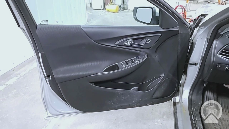 Painel interno de guarnição de porta 16-24 Chevrolet Malibu OEM dianteiro esquerdo do motorista (preto) - Imagem 1 de 1