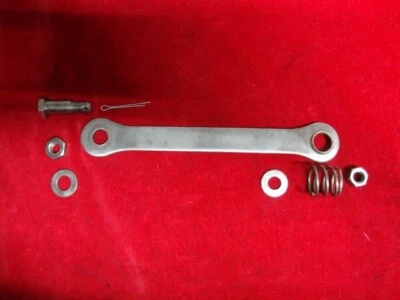 Honda CT90 Trail 90 1975 soporte de buje de freno de rueda trasera y herrajes. Foto 1 de 3