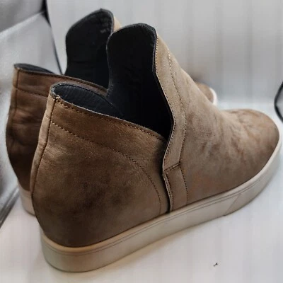 Camiseta Boutique By Corkys Booties Taupe Metalic Hidden Wedge Feminina Tamanho 10 - Imagem 1 de 4