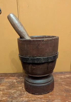 Mortero de madera antiguo primitivo del siglo XIX y mortero boticario de 8,5" banda de hierro Foto 1 de 4