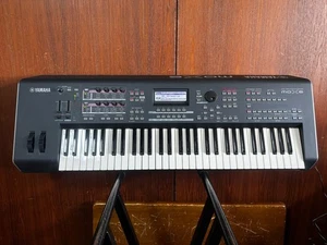 Estación de trabajo sintetizador de producción musical semipesada Yamaha MOX6 61 teclas - Imagen 1 de 10