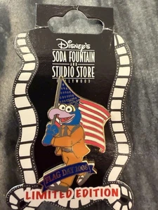 Disney Soda Fountain DSF - Día de la Bandera 2008 - Los Muppets Gonzo LE 300 Pin en Tarjeta - Imagen 1 de 3
