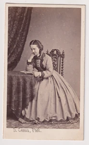 CDV Camus à Nogent-sur-Seine - Une jeune femme consulte un album- Vintage c.1865 - Bild 1 von 2
