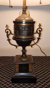 Lámpara de urna antigua clásica de bronce con relieves griegos con mármol negro - Imagen 1 de 12
