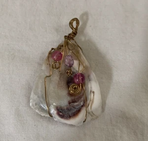 Gulf Shores Oyster Shell Handmade Fashion Pendent Charm Gold Tone Wire Pink Bead - Picture 1 of 6