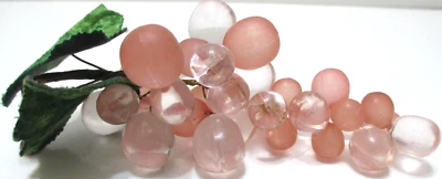 Pequeno aglomerado de uva acrílico decorativo na videira com folhas rosa fosco transparente - Imagem 1 de 4