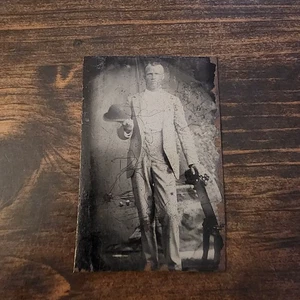 Foto tipo hojalata de hombre con traje blanco - Imagen 1 de 6