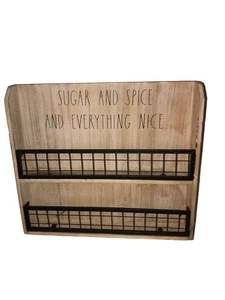 Rae Dunn Spice Rack "Sugar Spice Everything Nice" Madera y Metal Colgante Pared - Imagen 1 de 10