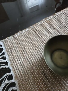 Tazón de ofrenda vintage egipcio de latón de 4 pulgadas de diámetro grabados de esfinge/pirámides - Imagen 1 de 5