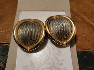 LARGE BOLD VTG 80'S COUTURE SILVER RIBBBED DOME WITH GOLDEN ACCENT CLIP EARRINGS - Picture 1 of 3