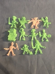 Slug Zombies quasi completo S.L.U.G. Lotto 4 figurine Jakks X11  - Foto 1 di 1
