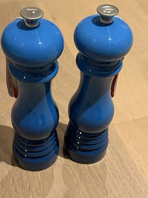 Juego de molino manual de sal y pimienta Le Creuset acrílico 8 en azul Marsella NUEVO NUEVO CON ETIQUETAS Foto 1 de 4