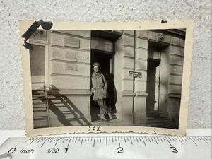 Vintage Schnappschuss Foto WWII US Soldat in Uniform posiert Deutschland - Bild 1 von 3