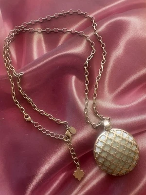 Collar Familia Lia Sophia Kiam Tono Dorado Medallón Colgante Enrejado Esmalte Blanco Foto 1 de 4