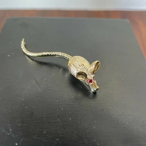 Broche de rata vintage dorado con cola oscilante. ~2". Halloween. - Imagen 1 de 6