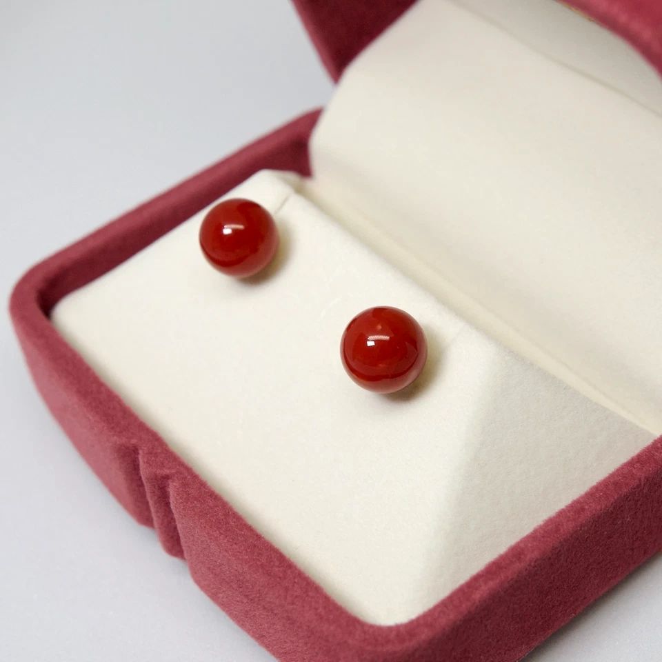 Pendientes de coral rojo Aka japonés de alta calidad de 9,3 mm de profundidad de oro amarillo de 18 quilates Foto 1 de 4