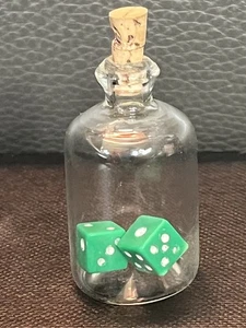 Vintage einzigartige Mini grüne Würfel in Glasflasche mit Korken Rarität - Bild 1 von 13
