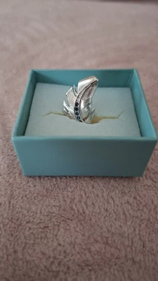 SILBERNER ANHÄNGER - FEDER - BLAUE KRISTALLE - PIERRE LANG - Bild 1 von 4