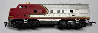Santa Fe 4015 Locomotive HO Scale Model Train Engine Silver Red Yellow - Image 1 of 4