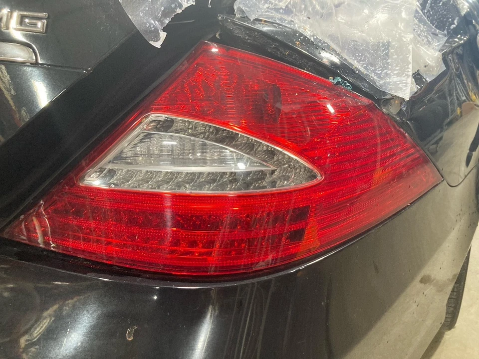 2011 Mercedes CLS63 lanterna traseira passageiro conjunto direito destro fabricante de equipamento original 2198201064 - Imagem 1 de 1