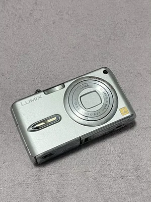 Panasonic LUMIX DMC FX07 CCD Digital Camera 7.2MP 3X Zoom-Silver - Image 1 of 4