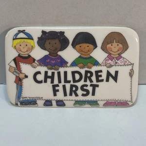 Kinder First Button Pin Multikulturelles Revers Lehrer 90er Sammlerstück Vintage - Bild 1 von 4