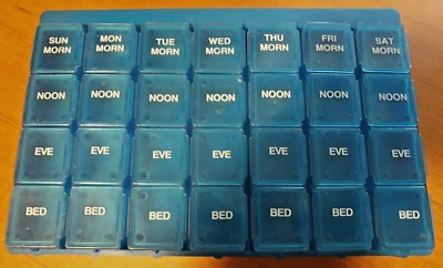 Organizador de píldoras de 7 días 28 cavidades tirar para abrir mañana mediodía víspera cama plástico 3 disponibles Foto 1 de 4