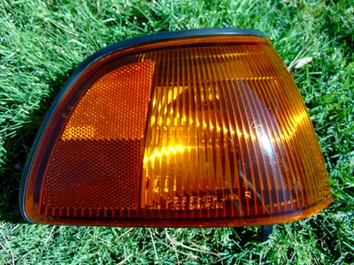 Luz de señal de giro de esquina deportiva 97-99 Mitsubishi Montero derecha pasajeros probada OEM Foto 1 de 4