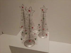 Árboles navideños alambre trenzado con adorno de estrella y pequeños adornos rojos y verdes conjunto de 3 - Imagen 1 de 2