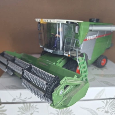 Siku Fendt 9350 AL Combine Harvester 1:32  - Image 1 of 4