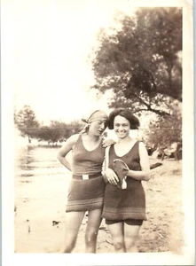 Beautiful Affectionate Flappers Amateur Swimsuit Models Posing Beach VTG Photo - Picture 1 of 2