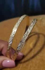 2 PULSERAS BRAZALETE - Brazalete fino grabado tono dorado - Imagen 1 de 4