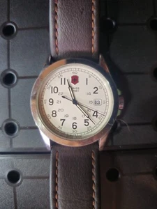 Orologio Victorinox Swiss Army Uomo 24654 Data Fanteria Pelle Nera Quarzo 38mm 8" - Foto 1 di 4