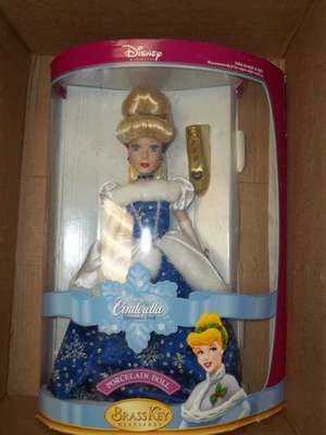 Muñeca de porcelana Disney Princesa Cenicienta 2004 recuerdo de llave de latón Foto 1 de 4