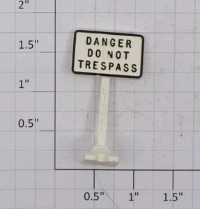 Lionel 309-6 Danger Do Not Trespass Sign - Imagen 1 de 3