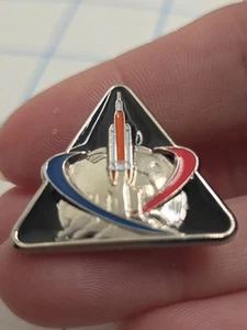 NASA Artemis 1 Lapel Pin Souvenir Silver Tone Enameled - Picture 1 of 4