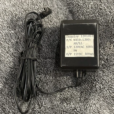 Consulta 1201098 Fuente de Alimentación Universal AC/DC 15V CC, 300mAh, 120V AC, De Colección Foto 1 de 4
